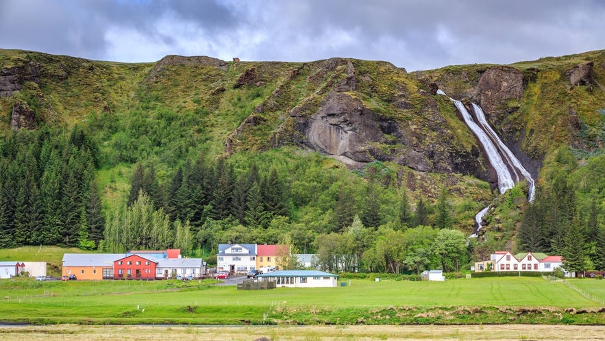 La cascade de Systrafoss est l'une des premières choses que vous verrez à Kirkjubaejarklaustur