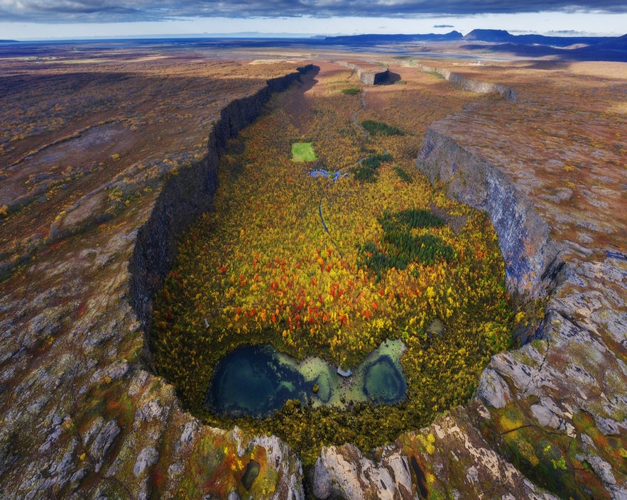 Randonnée le long du bord d'Asbyrgi en Islande