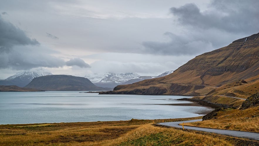 La route le long du fjord de Hvalfjordur est magnifique