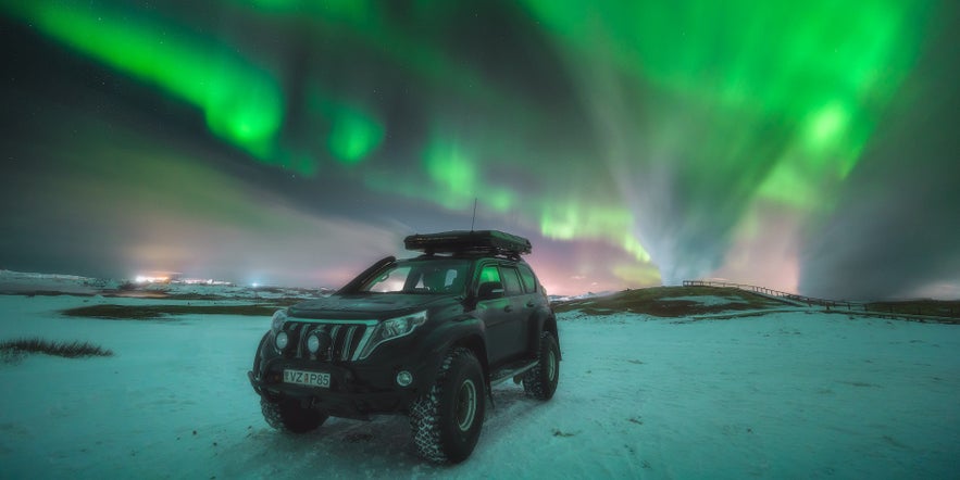 Aurores boréales au-dessus des sources chaudes de Gunnuhver, sur la péninsule de Reykjanes, en Islande