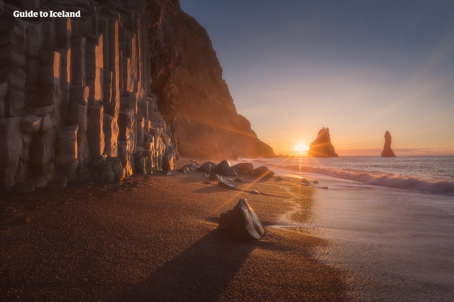 La plage de sable noir de Reynisfjara peut être dangereuse par temps calme ! Malgré tout, elle reste l'un des endroits a visiter les plus populaires d'Islande