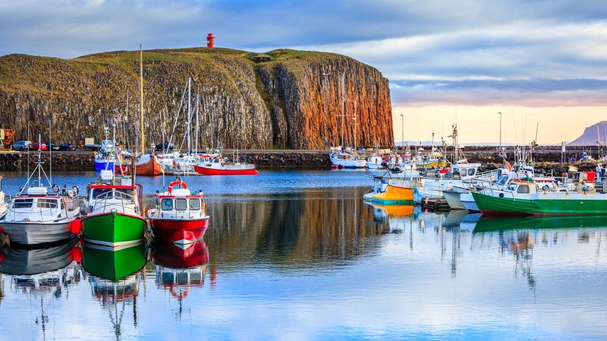 Der wunderschöne Hafen von Stykkisholmur wird von der Insel Sugandisey eingerahmt