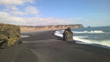 Die schwarzen Sandstrände der isländischen Südküste sind weltberühmt, insbesondere der als Reynisfjara bekannte Abschnitt.