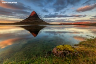 Kirkjufell ist einer der zwei imposantesten Berge auf der Halbinsel Snaefellsnes; der andere ist natürlich der Gletschervulkan Snaefellsjökull an der Spitze der Halbinsel.