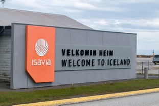 Un cartello con scritto "Benvenuti in Islanda" all'aeroporto internazionale di Keflavik