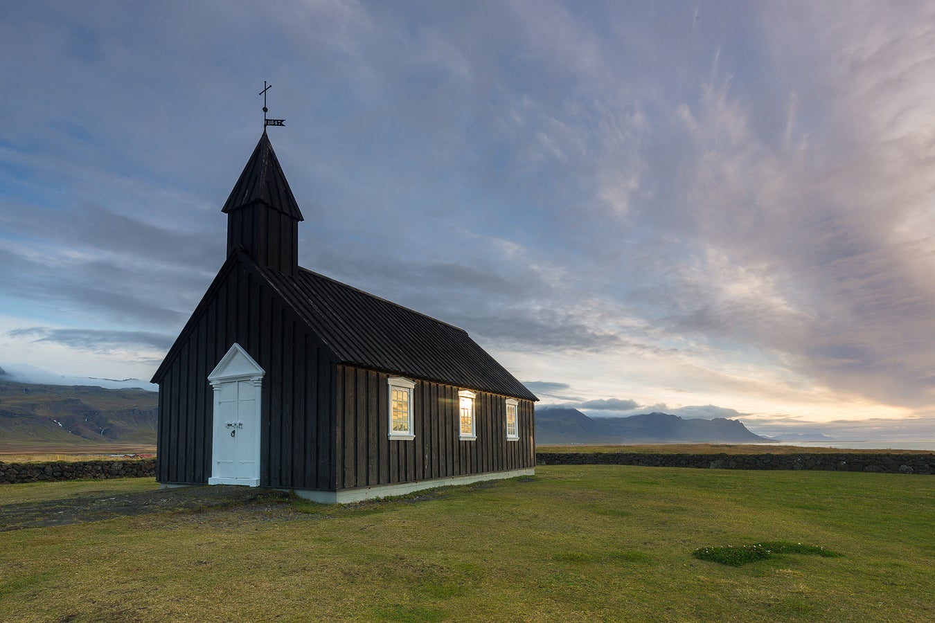 Die majestätische schwarze Kirche von Budir