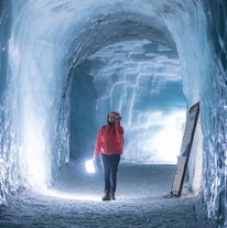 Una persona en el interior de un túnel en el glaciar.
