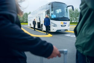 Transport med Flybus fra hoteller i Reykjavik til den internationale lufthavn i Keflavik