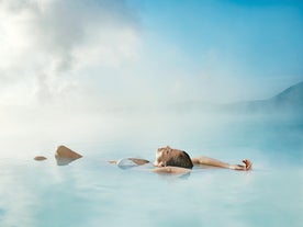 Una signora si rilassa nelle acque curative della Laguna Blu.