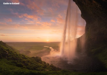 De Seljalandsfoss is een prachtige waterval aan de zuidkust met een pad eromheen en een grot erachter.