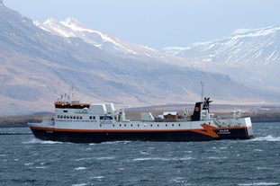 Die Fähre von Flatey nach Brjanslaekur fährt durch atemberaubende Berge im Westen Islands.
